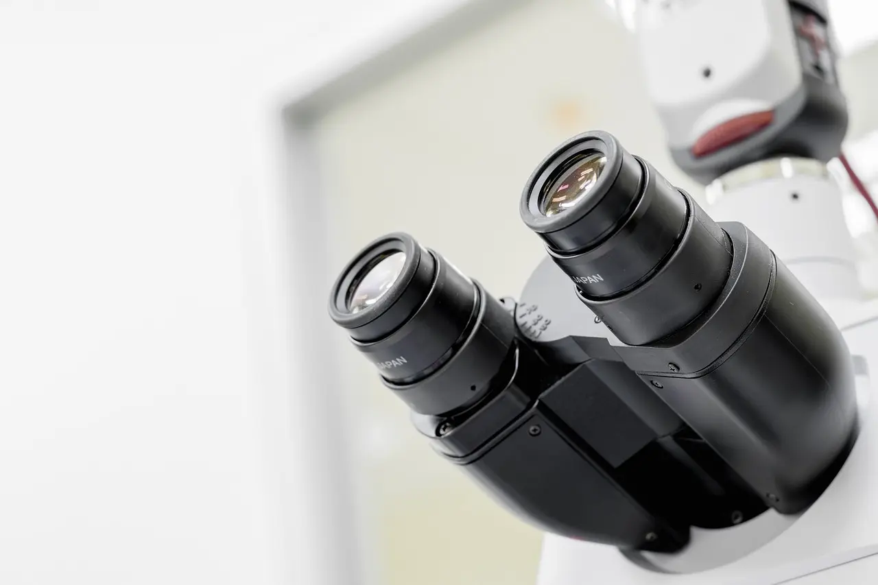 The Evolution of Microscopes From Simple Lenses to Advanced Imaging